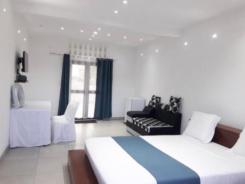 Le Majestic Toamasina Hotel tesisinde bir odada yatak veya yataklar