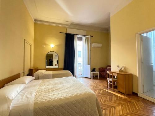 ボローニャにあるAlle Torriのベッド2台と鏡が備わるホテルルームです。