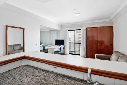 a living room with a large white counter top at Blue Tree Garden Bauru in Bauru