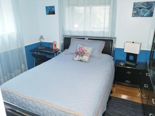 Llit o llits en una habitació de Private Retreat Apartment in DC