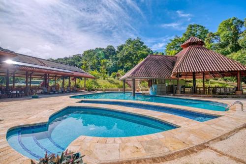 Bassein majutusasutuses Toucan Valley Resort at Osa Mountain Village või selle lähedal