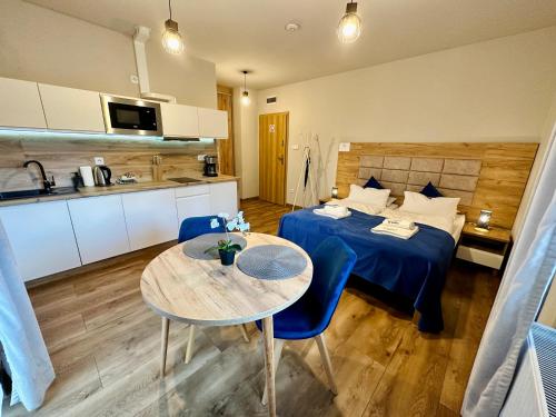 Ένα ή περισσότερα κρεβάτια σε δωμάτιο στο Apartamenty Pruskie