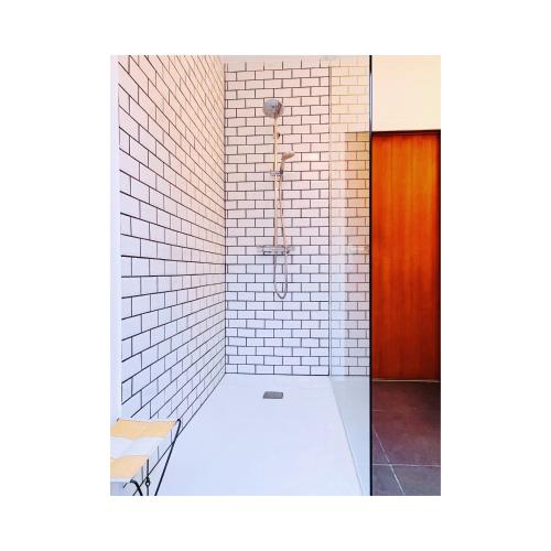 baño con ducha y puerta marrón en In nduuk en Lo-Reninge