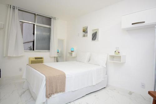 Un dormitorio blanco con una cama blanca y una ventana en Petit Copa - Aconchego e praia!, en Río de Janeiro