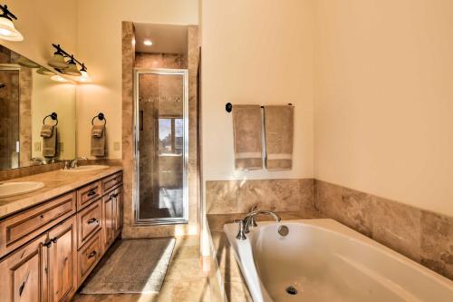 y baño con bañera, lavamanos y ducha. en Crested Butte Townhome with Views - Steps to Lifts!, en Mount Crested Butte