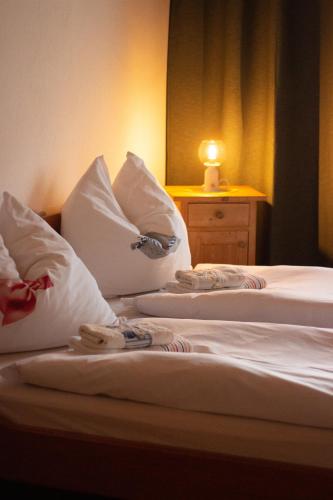 two beds in a hotel room with white pillows at Ferienwohnung im Mühlviertler Panorama Vierseithof in Lembach im Mühlkreis