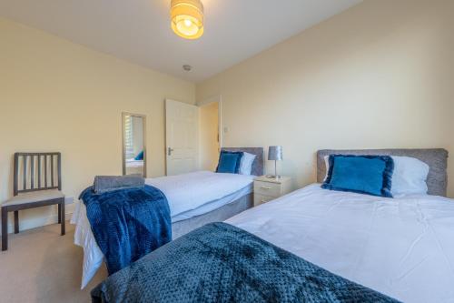 Postel nebo postele na pokoji v ubytování Large Group Accommodation-Sleeps 7- Contractor Friendly Free Parking- Near Luton Airport & M1