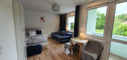 ポラニツァ・ズドルイにあるApartament Altheideのベッドと椅子とテーブルのある部屋