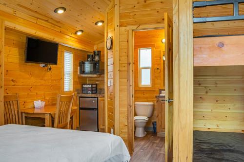 Postel nebo postele na pokoji v ubytování Long Beach Camping Resort Studio Cabin 3
