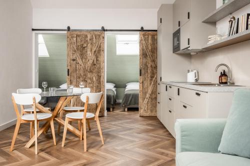 a kitchen and dining room with a table and chairs at PO PTOKACH in Czarny Dunajec