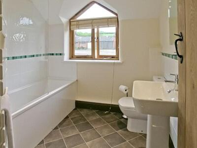 uma casa de banho com um lavatório, um WC e uma janela. em Cowleaze - Dbbl em Leigh