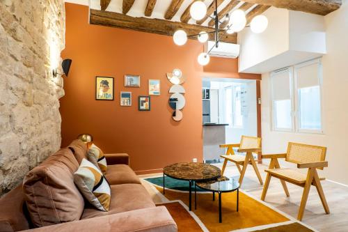 un salon avec un canapé et une table dans l'établissement HolidaysInParis - Bonne Nouvelle, à Paris