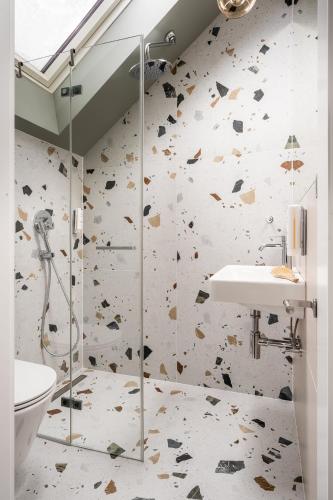 a bathroom with a shower and a sink at PO PTOKACH in Czarny Dunajec