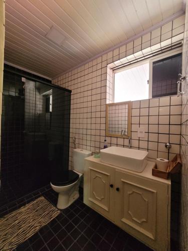 y baño con aseo, lavabo y ducha. en KzaZenDF Hostel CamaeCafé AsaSul, en Brasilia