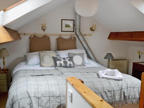 1 dormitorio con 1 cama en el ático en Honeysuckle Cottage, en Nerquis