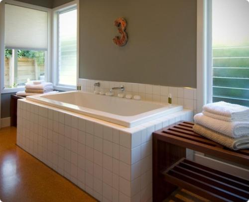 La salle de bains est pourvue d'une grande baignoire et d'une fenêtre. dans l'établissement Millar Road, à Hastings