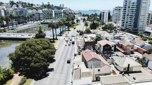 eine Luftansicht einer Stadt mit Gebäuden und einer Straße in der Unterkunft Hotel Rondó in Viña del Mar