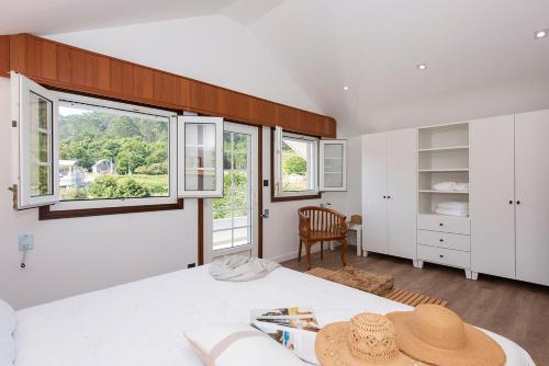 1 dormitorio con 1 cama con sombrero en Villa Campo Das Medas , en medio de la naturaleza con piscina privada de sal, en Gondomar