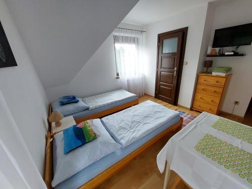 1 dormitorio pequeño con 2 camas y vestidor en Czarna Jagoda, en Czarna Góra
