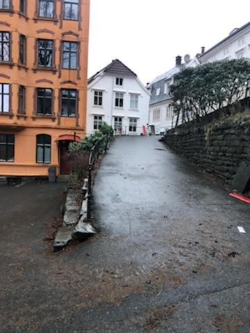 una calle vacía en una ciudad con edificios en Fløyen Apartment en Bergen