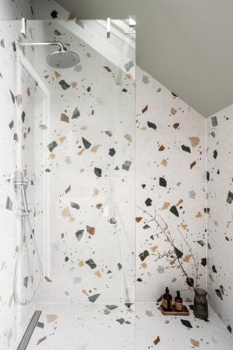 a bathroom with a shower with leaves on the wall at PO PTOKACH in Czarny Dunajec