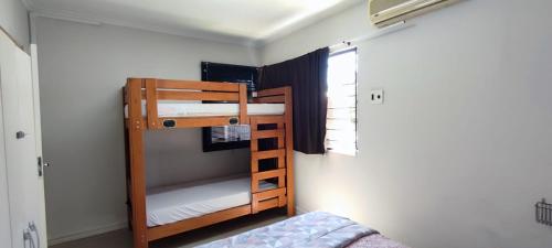 フロリアノポリスにあるEasy Quartos Floripaのgmaxwell gmaxwellythonython 二段ベッド付きの部屋のベッド1台分です。