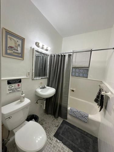 y baño con aseo y lavamanos. en OQP Vacations Edgewater, en Miami