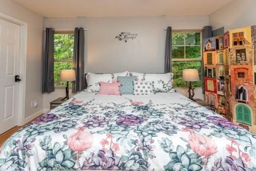 um quarto com uma cama grande e uma colcha floral em Center Hill Lake House - Charming 4 Bedroom em Smithville
