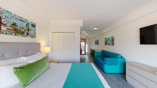 1 dormitorio con 1 cama y 1 sofá azul en Park Royal Miami Beach, en Miami Beach