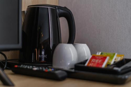 a black coffee pot sitting on top of a desk at Wielka Krokiew Residence&SPA - Zakopane - JACUZZI, SAUNA, TĘŻNIA SOLANKOWA, SPA, GRILL in Zakopane