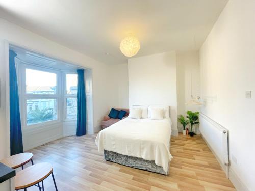 A bed or beds in a room at Margate 2 Bed, Prime Location