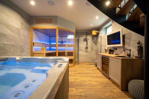 Televiisor ja/või meelelahutuskeskus majutusasutuses Hrad Kunzov Boutique Hotel & SPA & Restaurant