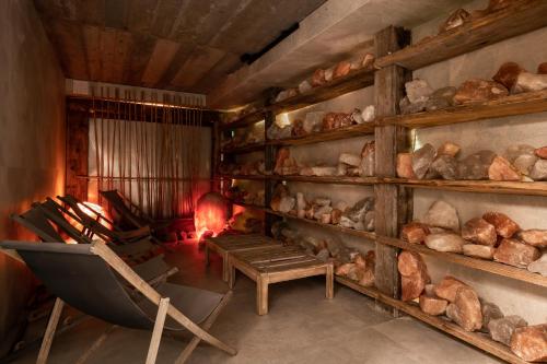 a room with a room filled with lots of stuffed animals at PO PTOKACH in Czarny Dunajec