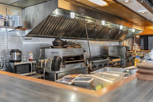 Dapur atau dapur kecil di The Bedford Regency Hotel