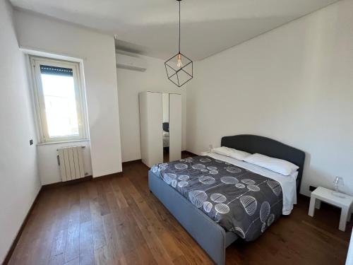 - une petite chambre avec un lit et une fenêtre dans l'établissement Soleluna, à Catane