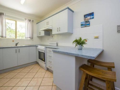 Dapur atau dapur kecil di SAILS 9 Beachfront Getaway Horseshoe Bay