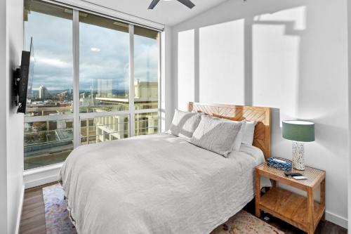 um quarto com uma cama e uma grande janela em Corazon Luxury Suite by IRIS PROPERTIES! em Victoria