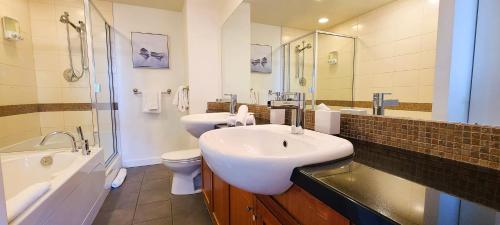 uma casa de banho com um lavatório, um WC e uma banheira em Corazon Oasis by IRIS PROPERTIES! em Victoria