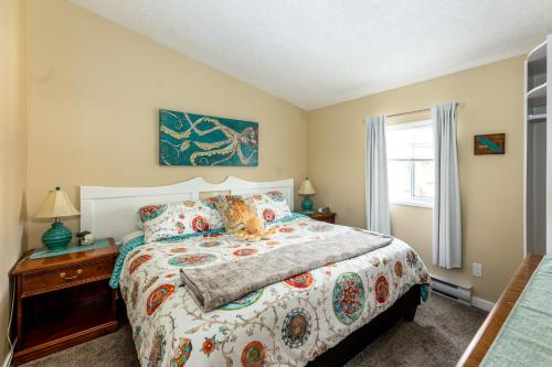 Un dormitorio con una cama grande y una ventana en Seascape Cottage by IRIS PROPERTIES!, en Sooke