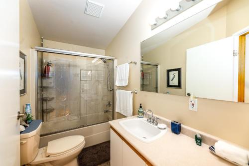W łazience znajduje się prysznic, toaleta i umywalka. w obiekcie Seascape Cottage by IRIS PROPERTIES! w mieście Sooke