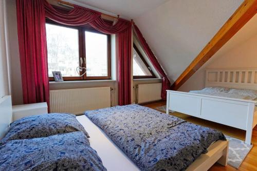 una camera con due letti e una finestra di Große, helle Wohnung für bis zu 6 Personen a Weinheim