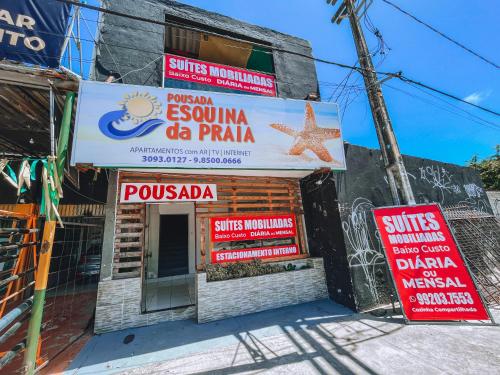 un edificio en construcción con señales en él en Pousada da Praia, en Recife