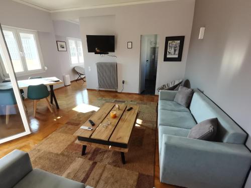 Setusvæði á Penthouse spacious w super wifi & terrace, 2 min from metro