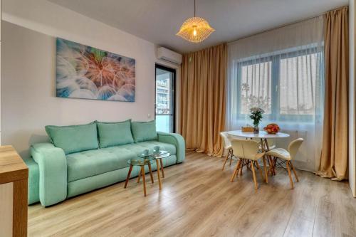 Χώρος καθιστικού στο Inspiration Station - My Joyful, Cosy&Inviting Apt - Smart Thermostat - Private Parking - IOR Park - Long Term Price Cuts