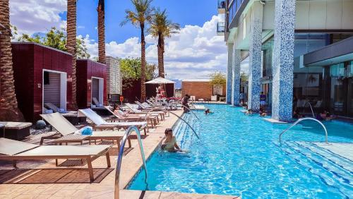 uma piscina com espreguiçadeiras e pessoas numa piscina em Luxury 53rd Flr Condo with Amazing Sunset View & Balcony NO ReFee at Palms Place em Las Vegas