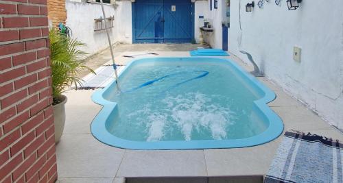 ブジオスにあるcasa com piscina e churrasqueira adoravelの大きな青いバスタブ