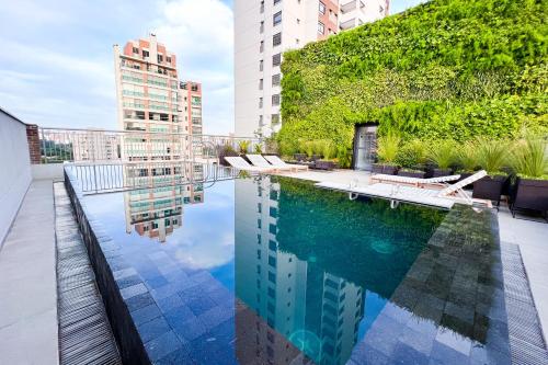 a pool on the roof of a building at Vista do parque Ibirapuera do lado do Metrô in Sao Paulo