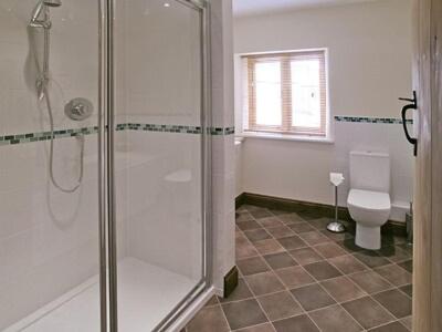 uma casa de banho com um chuveiro e um WC. em Wriggle View - Dbbm em Leigh