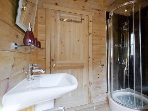 a bathroom with a sink and a shower at Kingfisher Lodge - E4159a in Miningsby