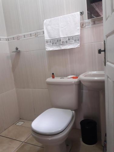 a bathroom with a white toilet and a sink at Recanto Vila Rica Mariana in Mariana